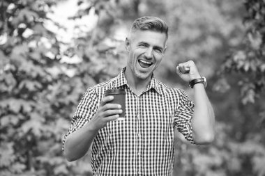 Başarılı CEO 'nun boş vakti var. İçki molası. Kahve içen bir iş adamı. Kahve molası. Dışarıdaki iş adamı. Kahve molasındaki iş adamı. İş adamı kahve fincanıyla rahatlıyor..