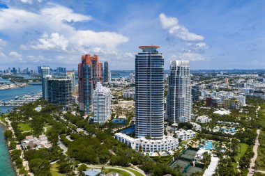 Miami kumsalının insansız hava görüntüsü. Miami Sahili 'nin ve okyanus dalgalarının geniş bir drone görüntüsü. Miami sahili yukarıdan çekildi