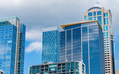 Gökdelen şehir manzarası. Şehir merkezindeki modern şehir. İş şehri. İş bölgesindeki gökdelen binasının manzarası. Gökdelenin şehir mimarisi. Şehir manzaralı bir şehir. Tarihi gökdelenler.