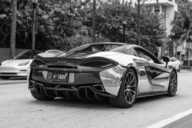 Miami Beach, Florida USA - 10 Haziran 2024: 2019 McLaren 570 's Performance at Miami Beach. İnci rengi McLaren 570 S Performans