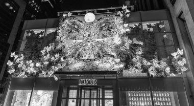 New York City, ABD - 24 Aralık 2023: Christian Dior mağazasının Xmas dekorasyonu. Christian Dior 'un lüks mağaza dekorasyonu. Christian Dior için Xmas kelebek süslemesi. Hıristiyan Dior.