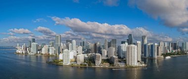 Miami 'nin gökyüzü manzarası. Brickell Miami 'nin Panorama şehri. Florida sahil şeridinin insansız hava aracı görüntüsü. Gökdelenli Miami gökdelenleri