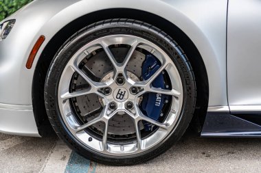 Miami, Florida, ABD - 02 Nisan 2025: gümüş maddeli spor araba, tekerlek manzaralı. Bugatti Chiron spor hiperaraba. Lüks hiperaraba spor araba Bugatti Veyron. Araba Bugatti Chiron dışarı park etmiş..