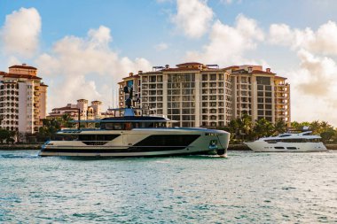 Lüks motorlu tekne yatı. Yat marinaya gidiyor. Tekne ve yat gezisi. Lüks bir yaşam tarzı. Fisher Adası 'nda lüks bir binada yat. Yaz tatili. Fisher Adası Binası. Deniz tatili.