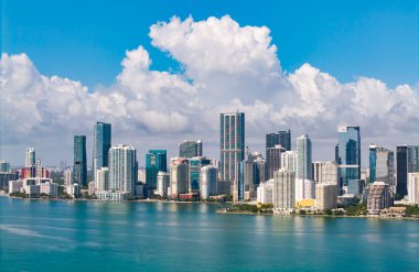 Miami şehir merkezindeki Brickell ufuk çizgisinin hava görüntüsü. Miami 'deki gökdelenler. Brickell finans bölgesinin manzarası. Brickell, Miami 'de. Şehir manzaralı Brickell Kentsel manzarası