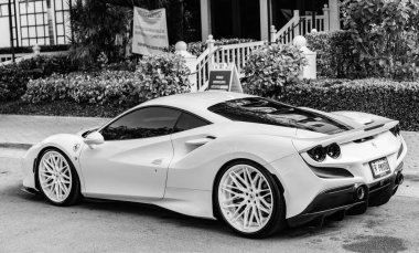 Miami Beach, Florida USA - 9 Haziran 2024 Ferrari 488 GTB Miami plajında. Beyaz Ferrari 488 GTB özel Ferrari araba modelidir