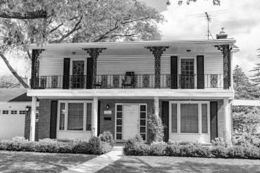 Banliyö bölgesinde özel bir ev. Banliyö ev mimarisi. Banliyöde özel konutları var. Banliyö mahallesi. Özel aile mimarisi. Evin dış tarafı. Lüks hayat..