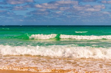 Okyanus sahilinde gün doğumu. Yaz tatilinde gün batımı deniz manzarası. Deniz bulutlu gökyüzü ile ufuk çizgisi. Denizde sakin bir ufuk. Romantik yaz tatili deniz manzarası. Deniz manzarası cenneti. Fırtına üstüne fırtına..
