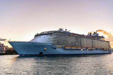 Miami, Florida, ABD - 24 Aralık 2024: Royal Karayipler Uluslararası Gemi Gemisi. Gemi turu. Deniz yolculuğu. Gün batımında gemi. Allure of the Seas yolcu gemisi seyahati. Yaz tatili gezisi.