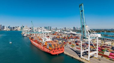 Miami, Florida, ABD - 20 Mart 2025: Kargo gemisi. Miami limanı. Konteyner ihracat gemisi. Kargo Hamburg Sud konteynır hizmetleri Miami 'de, hava manzaralı. Kargo gemisinde nakliye konteynırı.