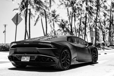 Miami Beach, Florida USA - 9 Haziran 2024 Lamborghini Huracan, Miami Beach Ocean Drive 'da siyahlara büründü. Lamborghini lüks bir İtalyan otomobil üreticisi.