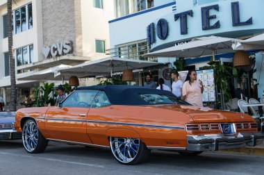 Miami, Florida, ABD - 7 Nisan 2025 üstü açık Chevrolet Caprice. Chevrolet Caprice dışarıda park etmiş. Turuncu Chevy, köşe manzaralı. Chevrolet Caprice 'in üstü açık spor arabası..