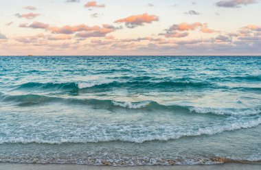 Deniz manzarasında romantik yaz tatili gündoğumu. Deniz ufku manzarası. Yaz tatilinde bulutlu gökyüzü ve deniz manzarası. Deniz ufkuyla gökyüzü. Deniz doğarken sakin ufuk manzarası. Yatay çizgi.