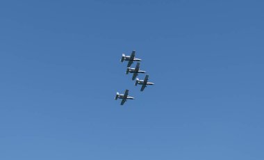 Gökyüzünde V şeklinde dört savaş uçağı. Filo. Hava Kuvvetleri Günü. Uçak filosu görev başında. Amerikan Hava Kuvvetleri. Askeri hava kuvvetleri savaş uçağı mavi gökyüzüne karşı tam gaz uçuyor. Hava Kuvvetleri jeti.