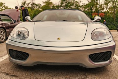 Chicago, Illinois - 29 Eylül 2024: Ferrari 360 Spider modena. Ferrari 360 Spider modena Gri sokağa park etmiş