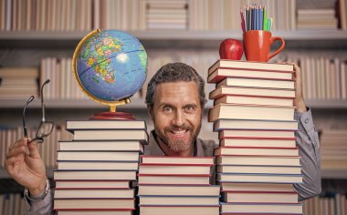 Öğretmenler gününde bilgi edinmek ve eğitim almak için okulda ev ödevi yapıyor..