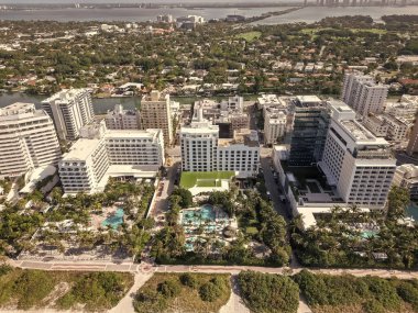 Lüks Miami mimarisi. Miami güney plajı. South Beach 'in şehir manzarası. Florida otel binası. Miami 'nin otel ya da konut mimarisi. Lüks bir tatil. Hava Güney Sahili manzarası.