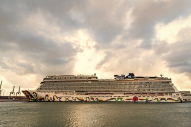 Miami, Florida, ABD - 03 Kasım 2024: gemi seyahati. Yaz tatilinde gemi turu. Gemi tatili ve seyahat. Lüks yolcu gemisi. Norveç tekrarı. Gemi yolculuğu. Norveç yolcu gemisi, NCL.