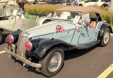 Chicago, Illinois, ABD - 08 Eylül 2024: MG spor araba üstü açılabilir, köşe manzaralı. Retro mavi spor araba. Üstü açık MG TF araba. Chicago 'da MG TF