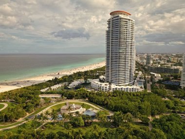 Miami 'nin gökdelen mimarisi. Uzayı kopyala Miami Güney Sahili hava manzarası. Miami gökdeleninde hava durumu. Miami 'nin güney sahili. South Beach 'teki şehir manzarası. Florida Panoraması.