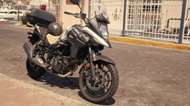 Cabo San Lucas, Meksika - 15 Mayıs 2019 Suzuki Vstrom Dl650 polis bisikleti dışarıda park edilmiş, kopyalama alanı. Suzuki Vstrom 'un polis bisikleti. Suzuki Vstrom. Polis devriyesi sokakta, yan manzara.