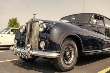 Chicago, Illinois, ABD - 08 Eylül 2024 Rolls Royce Silver Wraith aracı, köşe görüş. Eski model bir araba. Rolls Royce Silver Wraith arabası. Rolls Royce Silver Wraith Chicago 'da