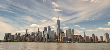 New York City, Manhattan Skyline ile Hudson Nehri üzerinde, New York, ABD NYC, New York. Kentsel Gökdelenler ABD ile New York City Skyline. New York 'taki Lower Manhattan ve One World Trade Center, ABD New Jersey Panoramic view on Manhattan.