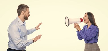 Patronun terfi konusunda ortağıyla anlaşmazlığı var. Anlaşmazlığı çözmek. Rekabet konsepti. İş çatışması. Beyazlar içinde izole edilmiş bir çalışana bağıran bir iş kadını. çatışma görüşmeleri.