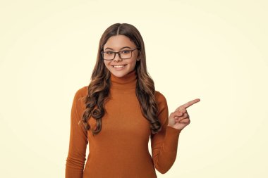 Kız gözlüklerle iyi görür. Görmekte zorlanıyorum. Genç kızlar için olan göz giysisi beyazda izole görünüyor. Gözlüklerle bak. Şık bir gözlük. Genç kız gözlüklü bak. Görme düzeltmesi. İşaret parmağı.