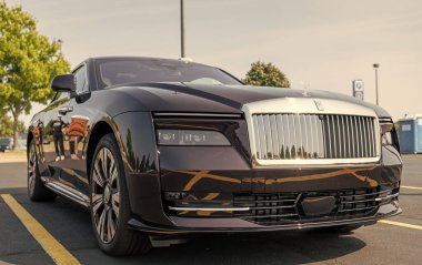 Chicago, Illinois, ABD - 08 Eylül 2024 Rolls Royce Spectre elektrikli süper coupe arabası, köşe manzaralı. Elektrikli araba. Rolls Royce Spectre elektrikli araba. Chicago 'dan Rolls Royce Spectre