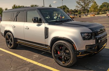Chicago, Illinois, ABD - 08 Eylül 2024: 2023 Land Rover Defender aracı, köşe görüş. Efsanevi geçiş arabası. Geçit Land Rover Defender arabası. Chicago 'da Land Rover Defender
