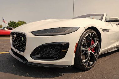 Chicago, Illinois, ABD - 08 Eylül 2024: Jaguar F-TYPE R75 AWD Üstü açılabilir araç, köşe görüş. Modern Jaguar F-TYPE R75 AWD üstü açılabilir araba beyazı. F-TYPE R75 AWD üstü açık araba. F-TYPE R75 AWD Üstü açılabilir Chicago 'da