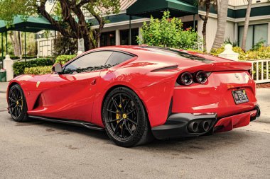 Miami Beach, Florida USA - 9 Haziran 2024: 2019 Ferrari Portofino Miami plajında kırmızı. Ferrari lüks İtalyan markasıdır.