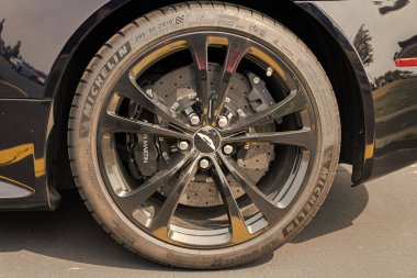 Chicago, Illinois, ABD - 08 Eylül 2024: 2008 Aston Martin V12 Vantage GT siyah spor arabası, tekerlek manzaralı. Aston Martin V12 Vantage GT. Chicago 'da üstü açık Aston Martin Vantage arabası.