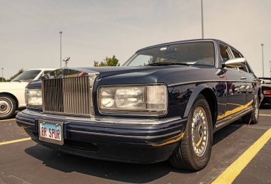 Chicago, Illinois, ABD - 08 Eylül 2024 Rolls Royce Silver Spur aracı, köşe manzaralı. Retro klasik araba. Rolls Royce Silver Spur arabası. Rolls Royce Silver Mahmuzu Chicago 'da.
