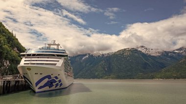 Skagway, Alaska, ABD - 23 Temmuz 2019 'da yolcu gemisi ile Alaska limanı. Seyahat turu. Seyahat güzergahı. Prenses 'in Ada Prensesi seyahati. Gemi turu, pankart.