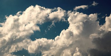 Mavi gökyüzü ve birkaç bulut. Gökyüzü çok parlak ve bulutlar her yere dağılmış. Mavi gökyüzünde güzel bir bulut. Gökyüzünde beyaz kabarık bulutlar