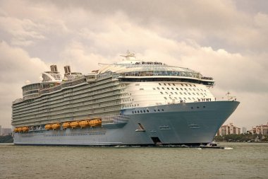 Kocaman bir yolcu gemisi. Gemi Miami sahil limanından ayrılıyor. Gemi seyahati. Tatildeki yolcu gemisinin manzarası. Gemi seyahati ve deniz seyahati. Seyahat turu.