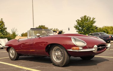 Chicago, Illinois, ABD - 08 Eylül 2024: Jaguar E Tipi 1969 üstü açılabilir araç, köşe manzaralı. Retro vintage sportscar. Üstü açılır Jaguar E tipi araba. Chicago 'da Jaguar E Tipi