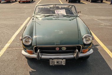 Chicago, Illinois, ABD - 08 Eylül 2024: MG MGB spor araba üstü açılabilir, köşe manzaralı. Retro yeşil spor araba. Üstü açık MG MGB arabası. Chicago 'da MG MGB