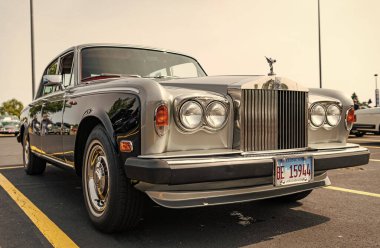 Chicago, Illinois, ABD - 08 Eylül 2024 Rolls Royce Silver Shadow II aracı, köşe manzaralı. Retro klasik araba. Rolls Royce Silver Shadow II arabası. Rolls Royce Silver Shadow 2 Chicago 'da