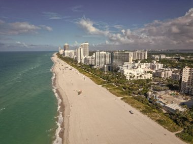 Plaj tatili Miami kıyı şeridi. Miami güney sahili hava manzaralı. Deniz kıyısı ve kıyı şeridi. Miami, Florida 'da yaz tatili. Sahilde deniz tatili. Marina manzaralı. Güney Sahili titreşimleri.