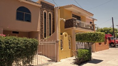 Mazatlan, Meksika - 14 Mayıs 2019: konut mimarisi. Mimari konutlar. Konut mimarisi binası olan bir sokak. Özel mülk.