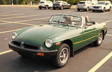 Chicago, Illinois, ABD - 08 Eylül 2024: MG MGB spor araba üstü açılabilir, ön görüş. Retro yeşil spor araba. Üstü açık MG MGB arabası. Chicago 'da MG MGB