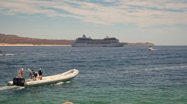 Cabo San Lucas, Meksika - 15 Mayıs 2019: yelkenli teknesiyle Oceania Cruises Regatta yolcu gemisi Deniz yoluyla seyahat et. Yolcu gemisi ve motorlu tekne, anlaşıldı. Gemi seyahati. Seyahat hedefi.