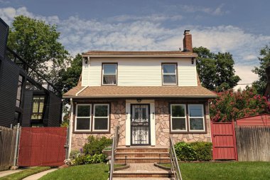 Konut mimarisi. Banliyö mahallesi. Banliyö ev mimarisi. Özel aile evi. Mahalle mimarisi. Güzel bir mahallede mülk. Konut konutu.