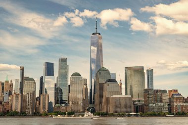 New Jersey 'den New York. Manhattan güzel silueti, New York, Birleşik Devletler. Manhattan 'ın ortasındaki New York şehrinin gökyüzü manzarası. ABD, New York, New York, Manhattan. New York gökdelenleri