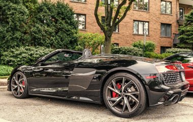 Chicago, Illinois - 29 Eylül 2024 üstü açık Audi R8 Spyder v10. Audi R8 Spyder V10 lüks arabayı sokağa park etmiş. Audi R8 Spyder siyah renk kenar görünümü