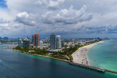 Miami sahil şeridinin hava gece görüşü. Miami Okyanusu 'nun üzerindeki alacakaranlık silueti. Miami Sahili kıyısı gün batımından sonra parlıyordu. Gökten ünlü Miami Sahili