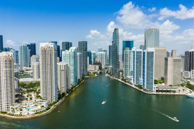Brickell gökdelenlerinin hava görüntüsü. Miami şehir merkezinin modern manzarası. Kıyı şeridinin üstündeki panoramik Miami silueti. Miami 'de Brickell Key hava görüntüsü